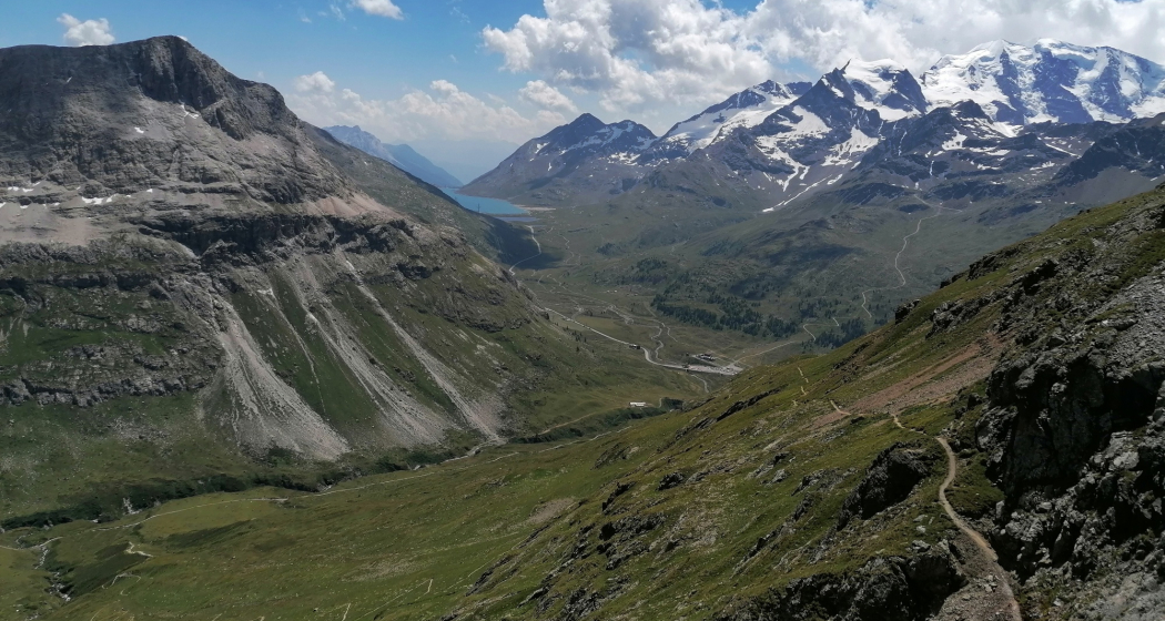Blick zurück ins Val da Fain und auf den Lago Bianco Blick zurück ins Val da Fain und auf den Lago Bianco