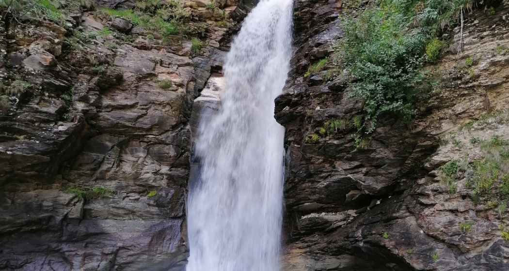 Wasserfall beim Aufstieg zum Lagh da Palü Wasserfall beim Aufstieg zum Lagh da Palü