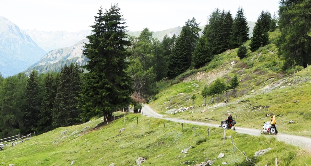 Mit dem JST Mountaindirve Rollstuhl auf dem Weg von Motta Naluns nach Ftan Mit dem JST Mountaindirve Rollstuhl auf dem Weg von Motta Naluns nach Ftan