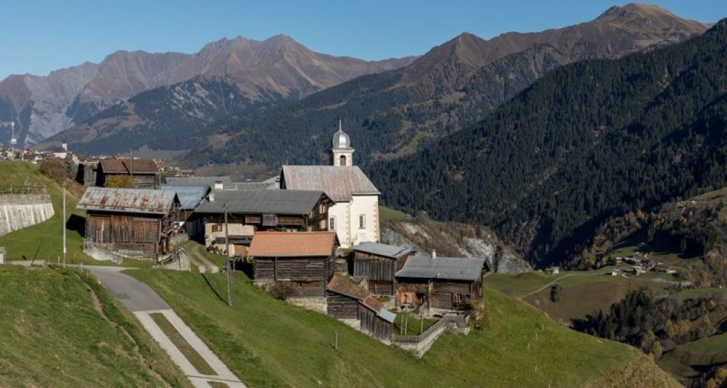 Weiler Sogn Andriu mit der gleichnamigen Kapelle Weiler Sogn Andriu mit der gleichnamigen Kapelle