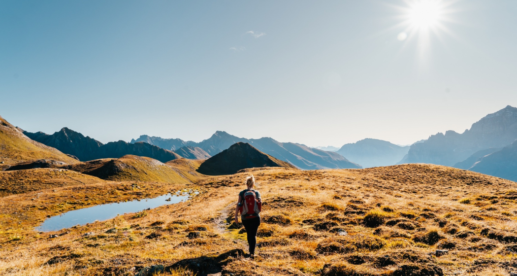 Während der Wanderung kreuzen Bäche den Weg, der immer wieder an Seen vorbeiführt. Während der Wanderung kreuzen Bäche den Weg, der immer wieder an Seen vorbeiführt.