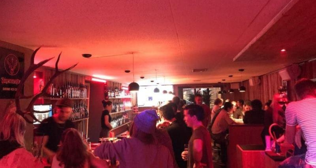 Alpshake Bar mit viel Menschen in Ilanz Alpshake Bar mit viel Menschen in Ilanz