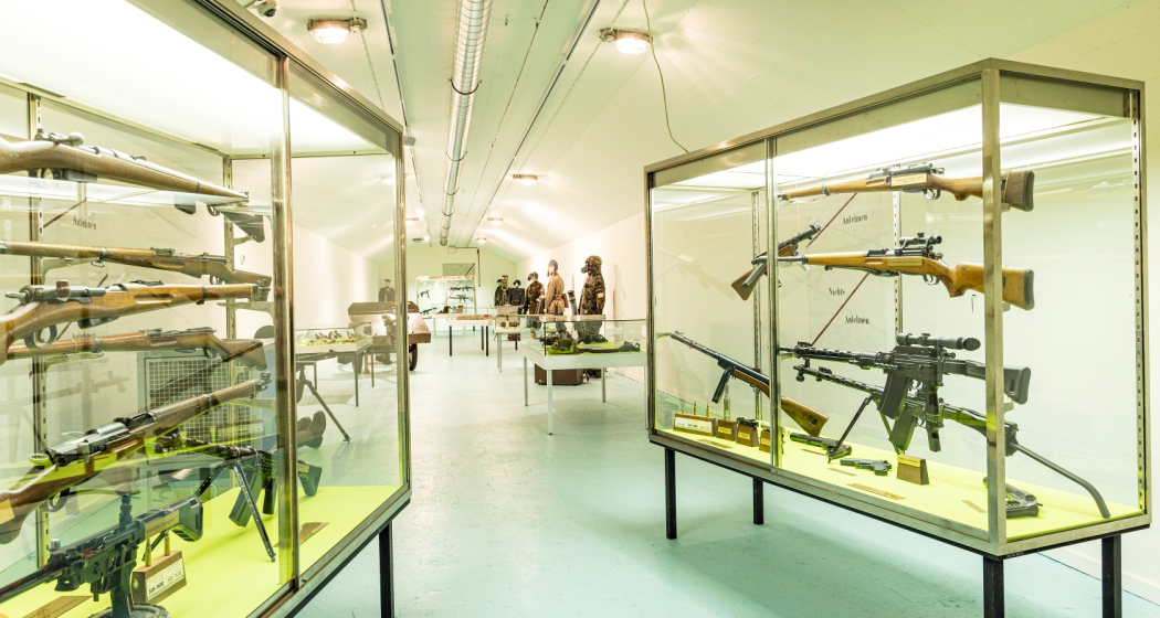 Ausstellungsstücke im ehemaligen Munitionslager Ausstellungsstücke im ehemaligen Munitionslager