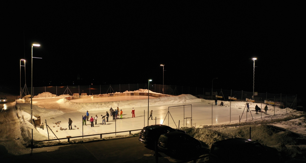 Eisplatz und Curlingbahn Tschierv bei Nacht.