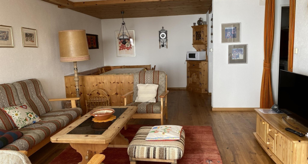 Wohnzimmer mit Essecke und Durchreiche zur Küche