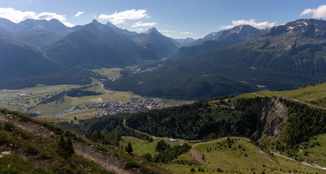 Blick runter auf die Dörfer Celerina und Pontresina Blick runter auf die Dörfer Celerina und Pontresina