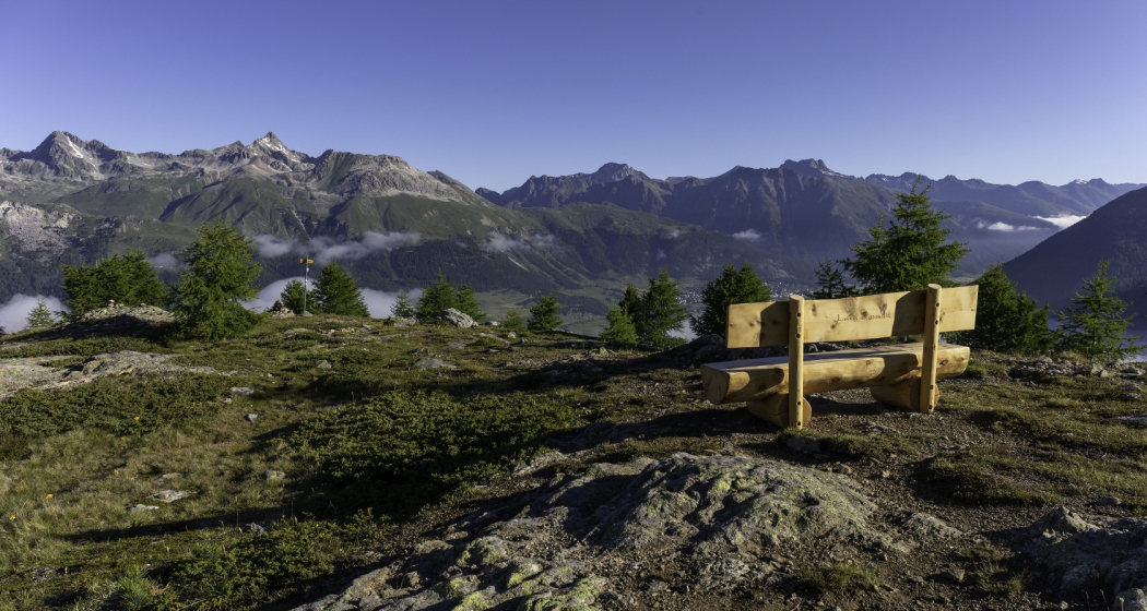 Bänkli beim Aussichtspunkt Muottas da Schlarigna Bänkli beim Aussichtspunkt Muottas da Schlarigna