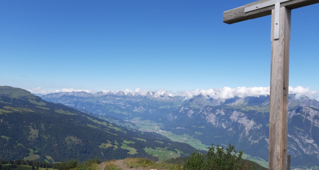 Gipfelkreuz Garmil mit Aussicht auf die Churfirsten Gipfelkreuz Garmil mit Aussicht auf die Churfirsten