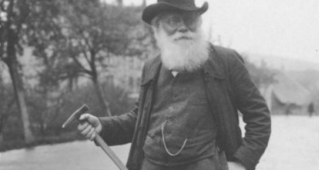 Den Geologen-Hammer stets in Griffweite, liess sich Albert Heim 1911 vorzeitig pensionieren, um sich ganz seinem Hauptwerk, der mehrbändigen «Geologie der Schweiz», zu widmen Den Geologen-Hammer stets in Griffweite, liess sich Albert Heim 1911 vorzeitig pensionieren, um sich ganz seinem Hauptwerk, der mehrbändigen «Geologie der Schweiz», zu widmen