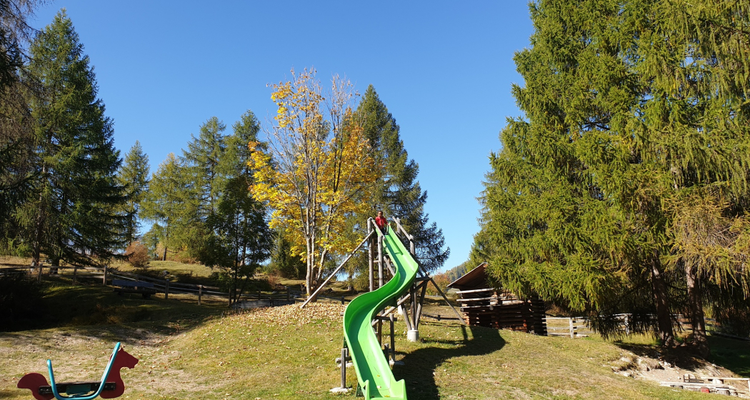 Rutschbahn auf dem Spielplatz in Sta. Maria