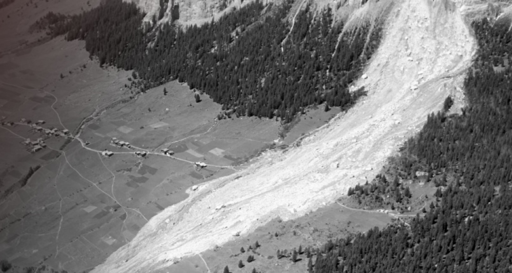 Eine riesigen Schuttlawine begräbt Teile des Dörfchens Fidaz