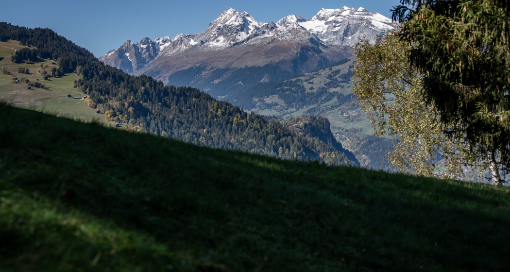 Unterwegs mit Sicht auf die Brigelserhörner und den Oberalpstock