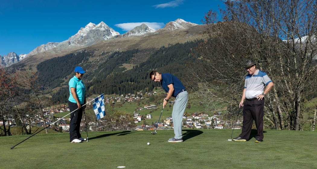 Drei Golfer auf der 3-Loch Übungsanlage in Birgels