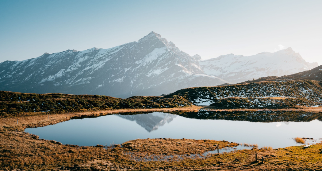 Der Pascuminersee mit Piz Beverin im Herbst