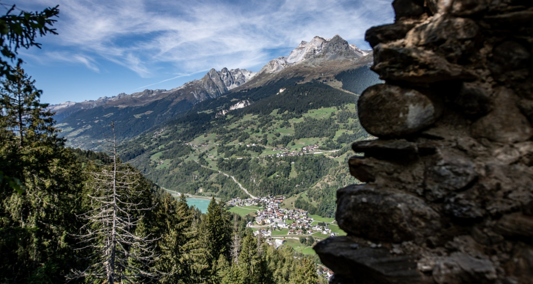 Die Aussichten von der Burgruine Schwarzenstein zu den Brigelserhörner. Rüber zu den Romanen.