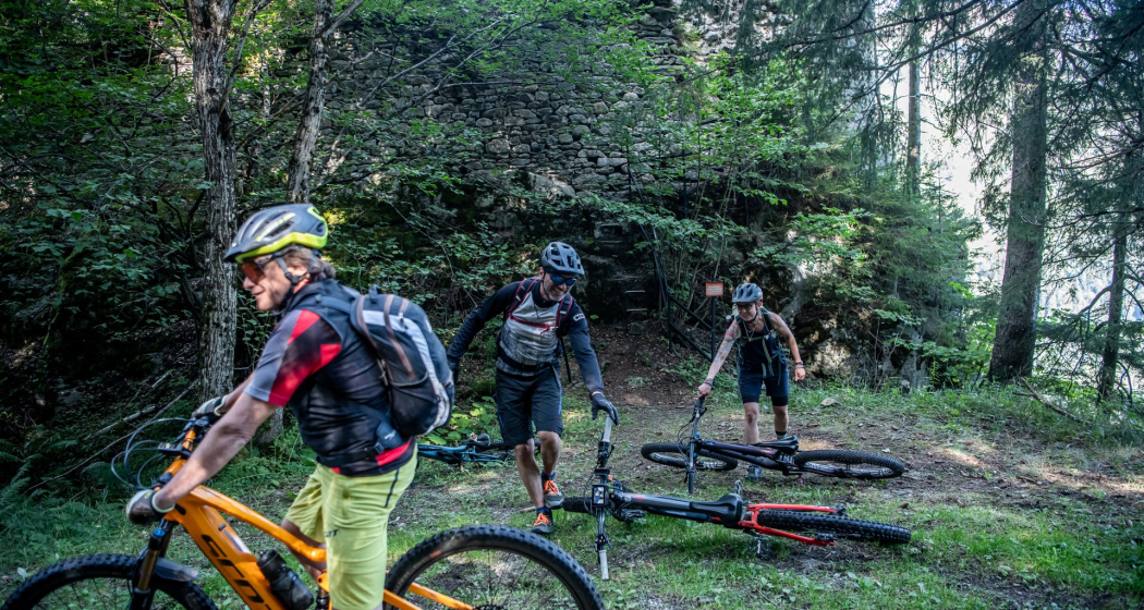 "Bike-Ablegeplatz" bei der Burgruine Schwarzenstein.
