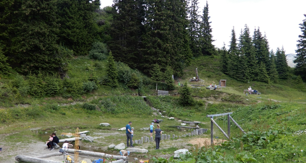 Feuerstelle und Naturspielplatz Feuerstelle und Naturspielplatz