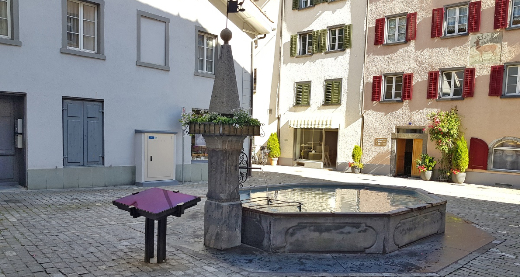 Gigerplatz mit Brunnen und Touchscreen-Konsole Gigerplatz mit Brunnen und Touchscreen-Konsole