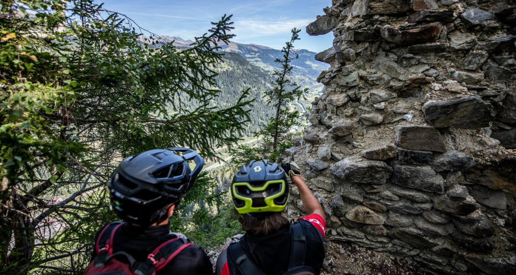 Burgruine Schwarzenstein mit schönem Ausblick Burgruine Schwarzenstein mit schönem Ausblick