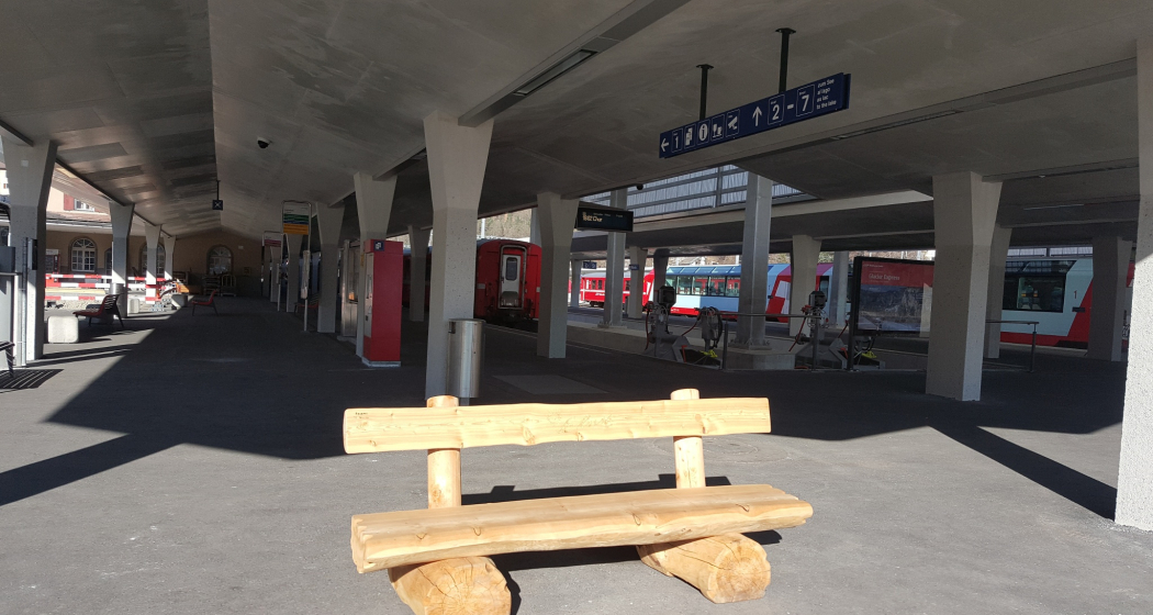 Sitzbank Bahnhof St. Moritz (oua_604489718_image) Sitzbank Bahnhof St. Moritz (oua_604489718_image)