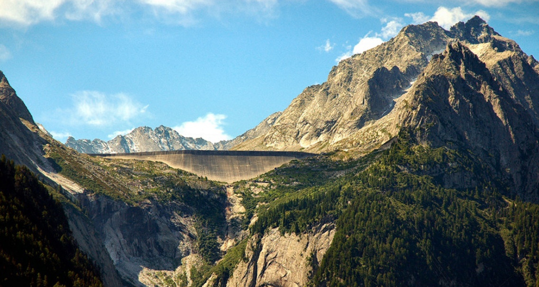Die Albigna-Staumauer wurde zur Stromproduktion und zum Schutz vor Hochwasser gebaut. Sie ist 759m hoch und 115m lang.