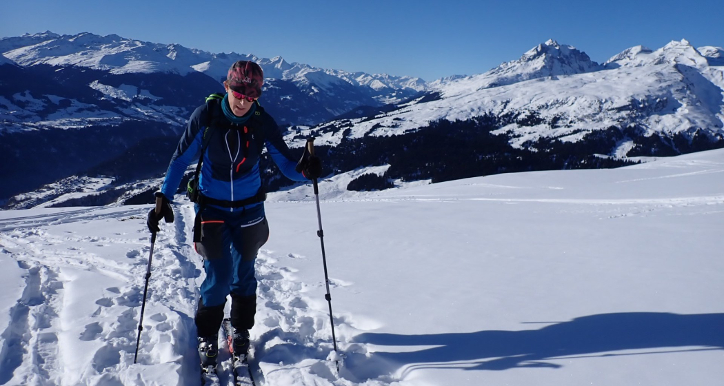 Aufstieg mit Panorama im Rücken