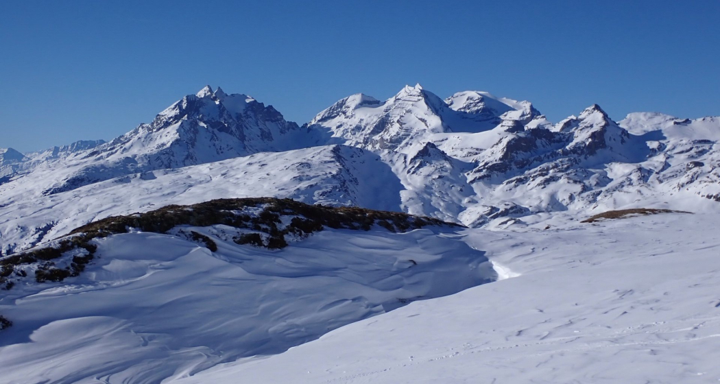 Sicht vom Gipfelbreich in Richtung Brigels, Bifertenstock, Kistenstöckli und Tödi