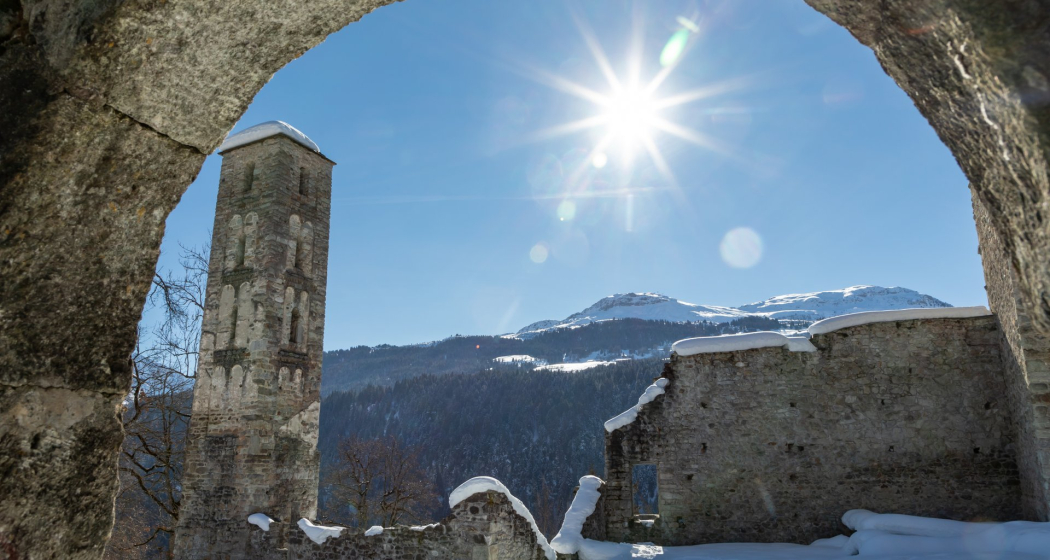 Altes Gemäuer im Winterkleid