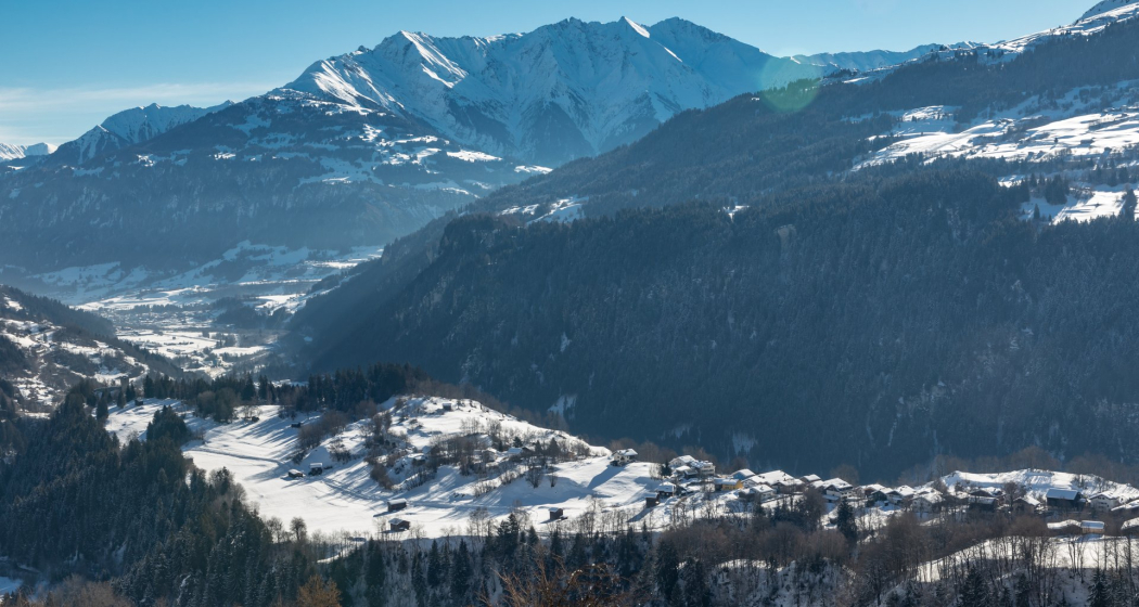 Blick in Richtung Waltensburg und in der Ferne die Signinagruppe