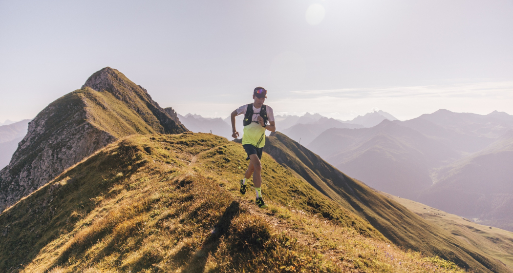 ein Trailrunner läuft auf dem Gotschnagrat ein Trailrunner läuft auf dem Gotschnagrat