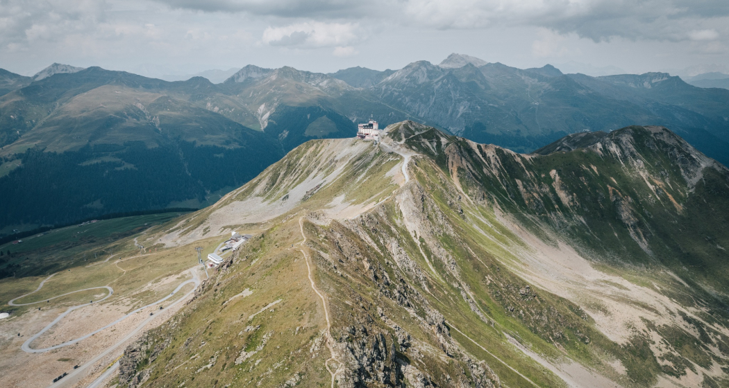 Ein Blick vom Jatzhorn in Richtung des Jakobshorns, mit seiner Bergstation und Panorama-Terrasse. Ein Blick vom Jatzhorn in Richtung des Jakobshorns, mit seiner Bergstation und Panorama-Terrasse.