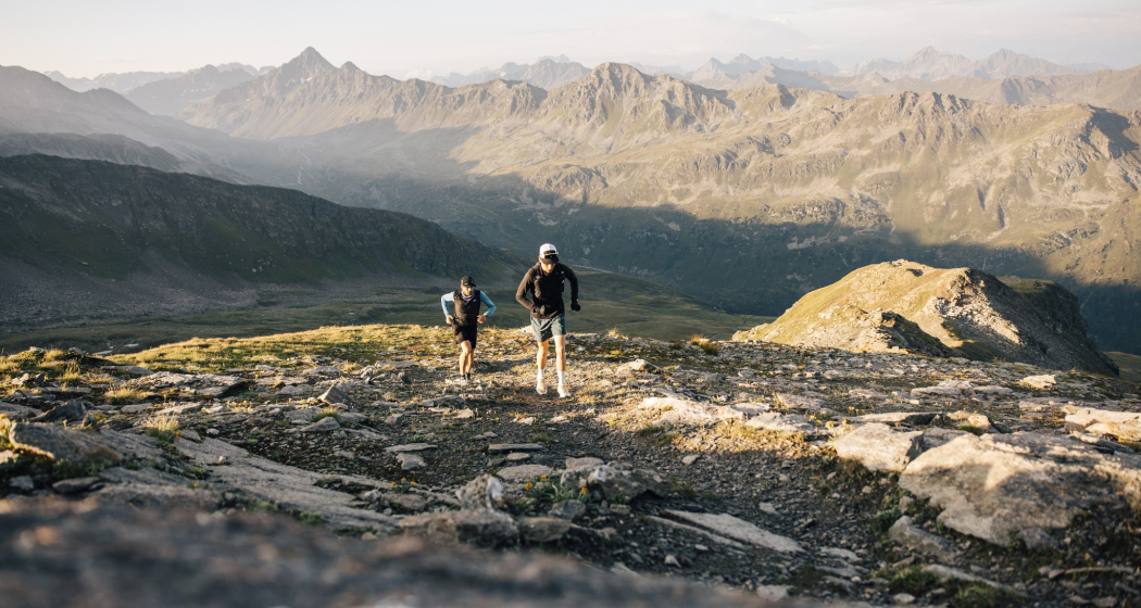 Der Lauf hinauf zum Flüelabärg am frühen Morgen belohnt die Mutigen mit fantastischen Farben. Der Lauf hinauf zum Flüelabärg am frühen Morgen belohnt die Mutigen mit fantastischen Farben.