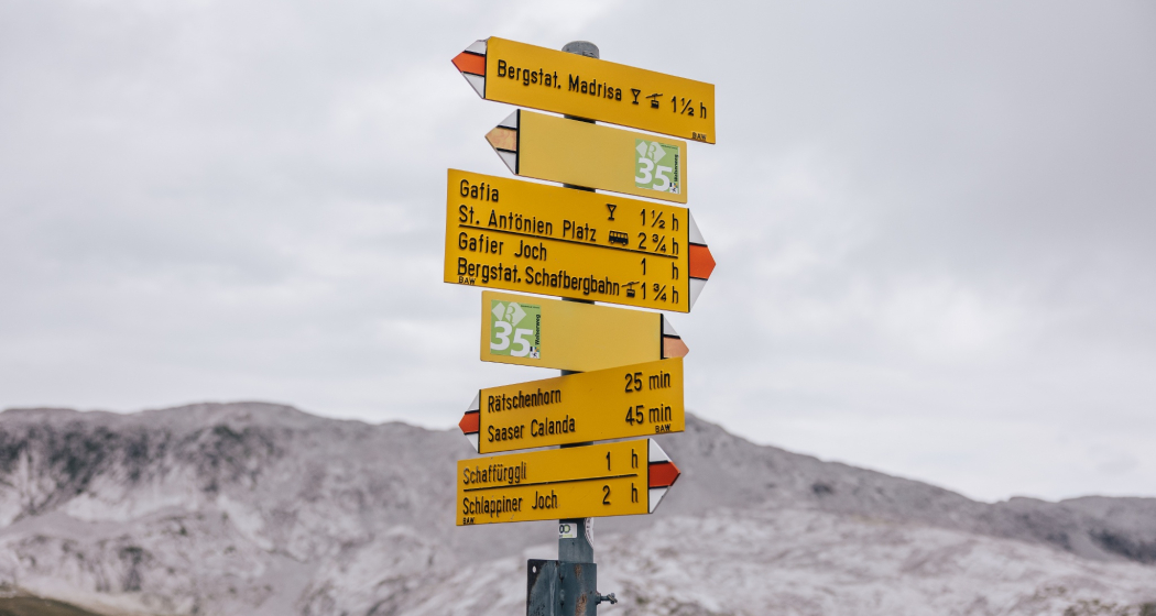 die Felsformationen des Rätschenhorns scheinen aus dem Boden auszubrechen. die Felsformationen des Rätschenhorns scheinen aus dem Boden auszubrechen.