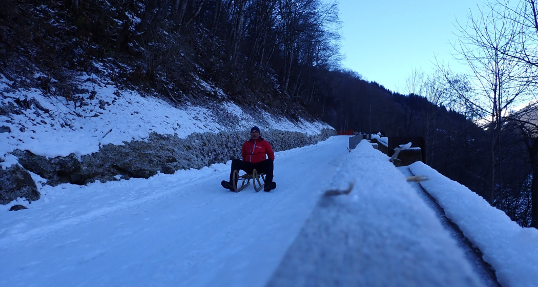 Auf der alten Strasse in die Val Sumvitg verläuft der Schlittelweg Auf der alten Strasse in die Val Sumvitg verläuft der Schlittelweg
