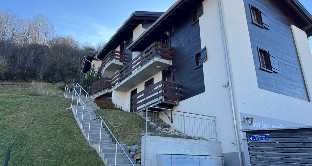 Ferienwohnung Sut las Caglias - Aussenansicht Sommer