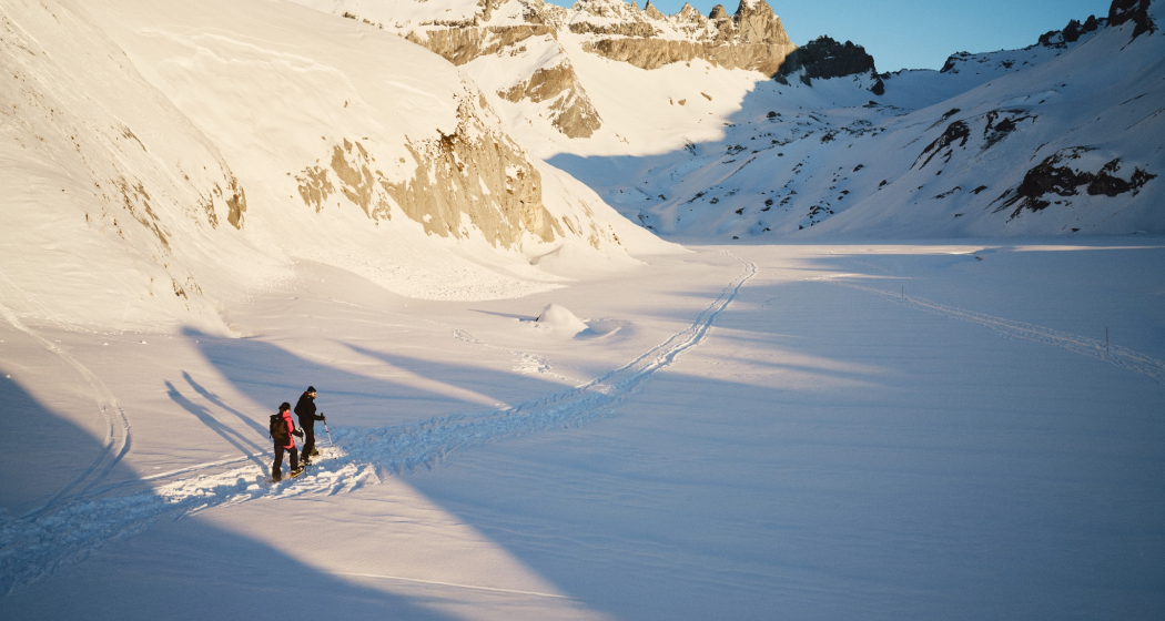 Eintauchen in die Winterwelt - die Tschingelhörner stets im Blick. Eintauchen in die Winterwelt - die Tschingelhörner stets im Blick.