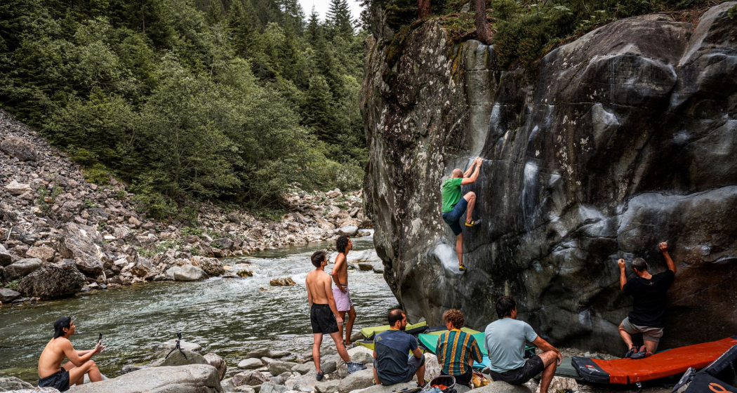 Boulderer im Magic Wood am Ragn da Ferrera Boulderer im Magic Wood am Ragn da Ferrera
