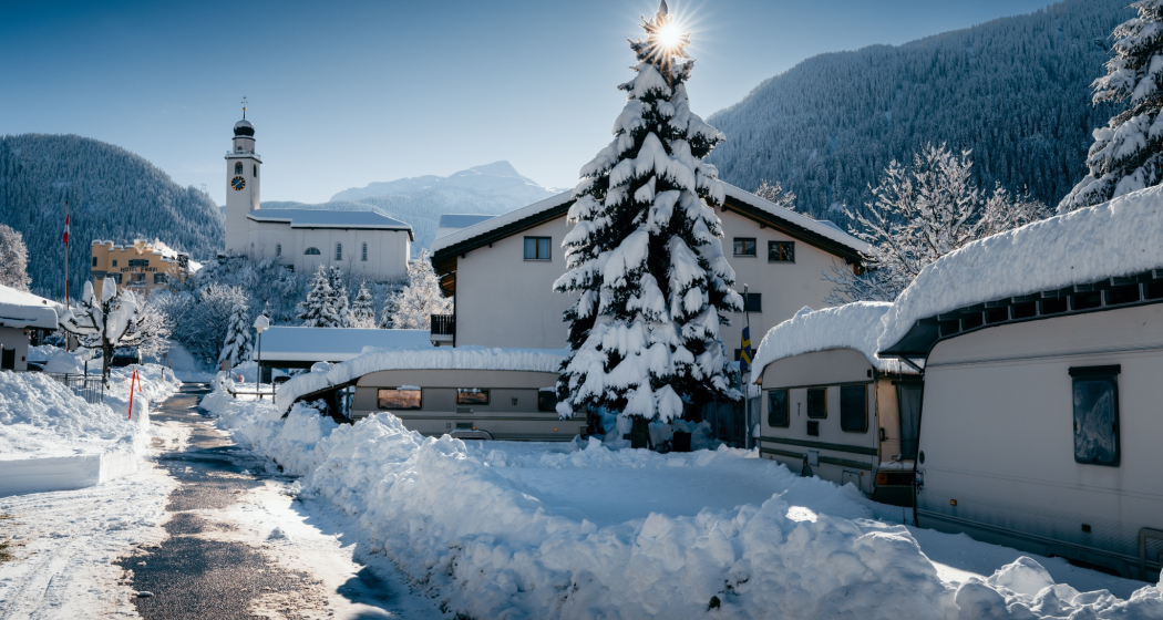 Der Camping Andeer mit Mineralbad und Kirche im Winter Der Camping Andeer mit Mineralbad und Kirche im Winter