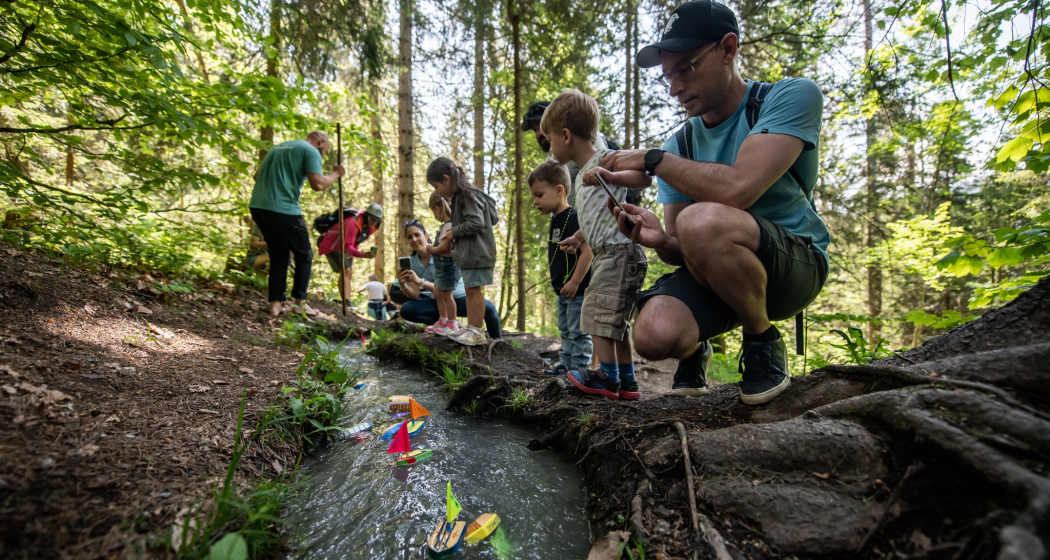 Wer gewinnt? Selbst gebaute Schiffchen auf dem Connbächli fahren lassen. Wer gewinnt? Selbst gebaute Schiffchen auf dem Connbächli fahren lassen.