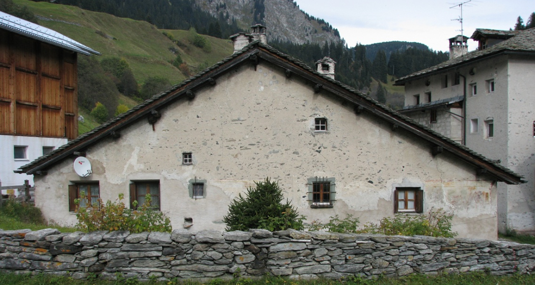 Das Cunvent in Casaccia, das teilweise verschüttet wurde. Es diente Säumern und Handelsleuten als Unterkunft, Warenlager und Stall für die Tiere. Das Cunvent in Casaccia, das teilweise verschüttet wurde. Es diente Säumern und Handelsleuten als Unterkunft, Warenlager und Stall für die Tiere.