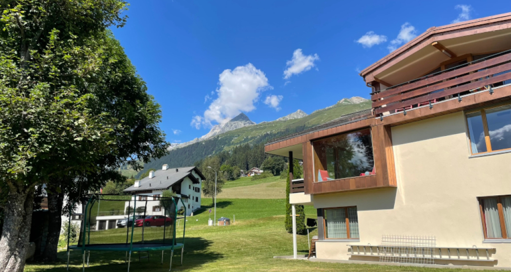 Ferienwohnung Casa Cambrus - Aussenansicht Sommer