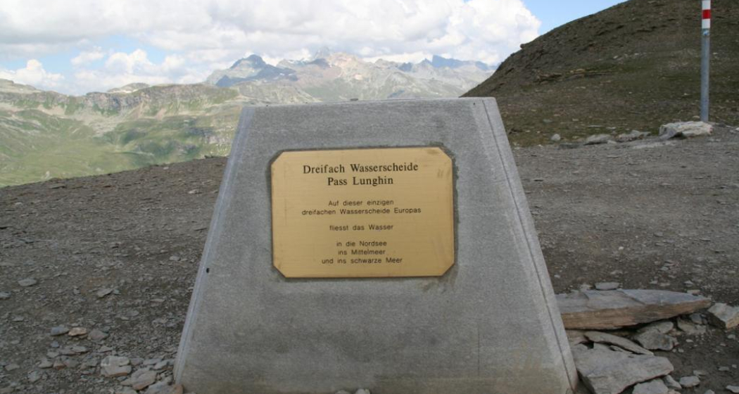 Die Wasserscheide auf dem Pass Lunghin. Die Wasserscheide auf dem Pass Lunghin.