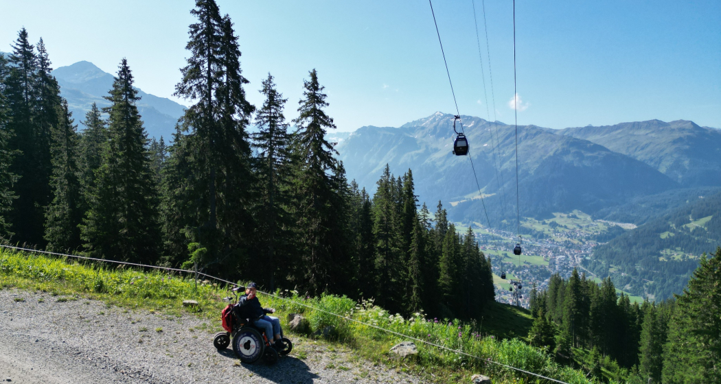 Die Aussicht über Klosters auf der JST Mountain Drive Route ist grandios. Die Aussicht über Klosters auf der JST Mountain Drive Route ist grandios.