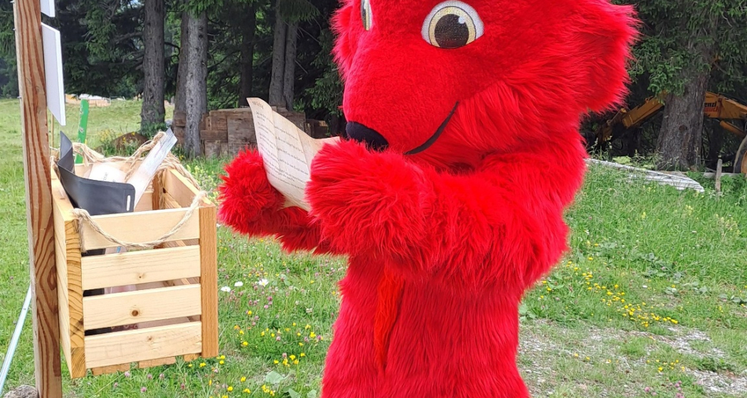 Grüsch Danusa Fuchs löst das Rästel am Posten