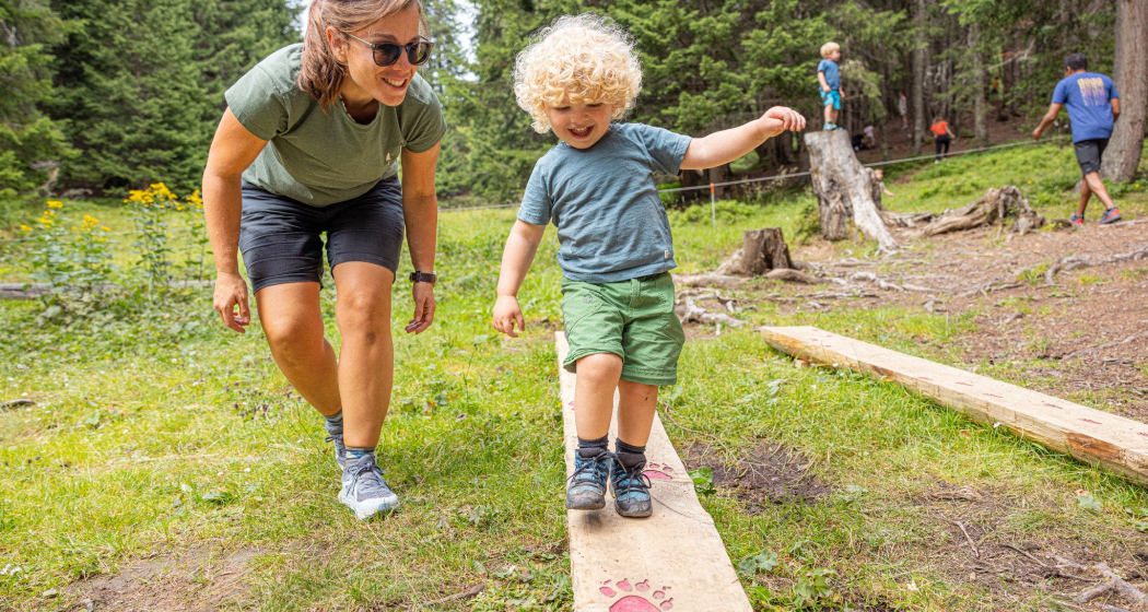 Balancierpfad mit Tatzenmotiven Balancierpfad mit Tatzenmotiven