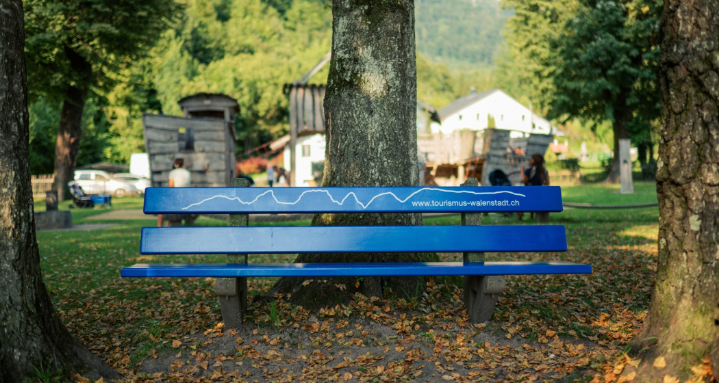 Sitzbank am Seeufer in Walenstadt Sitzbank am Seeufer in Walenstadt