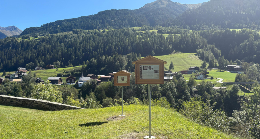 Häuschen Blicke in Raum und Zeit bei der Kirche in Surcasti Häuschen Blicke in Raum und Zeit bei der Kirche in Surcasti