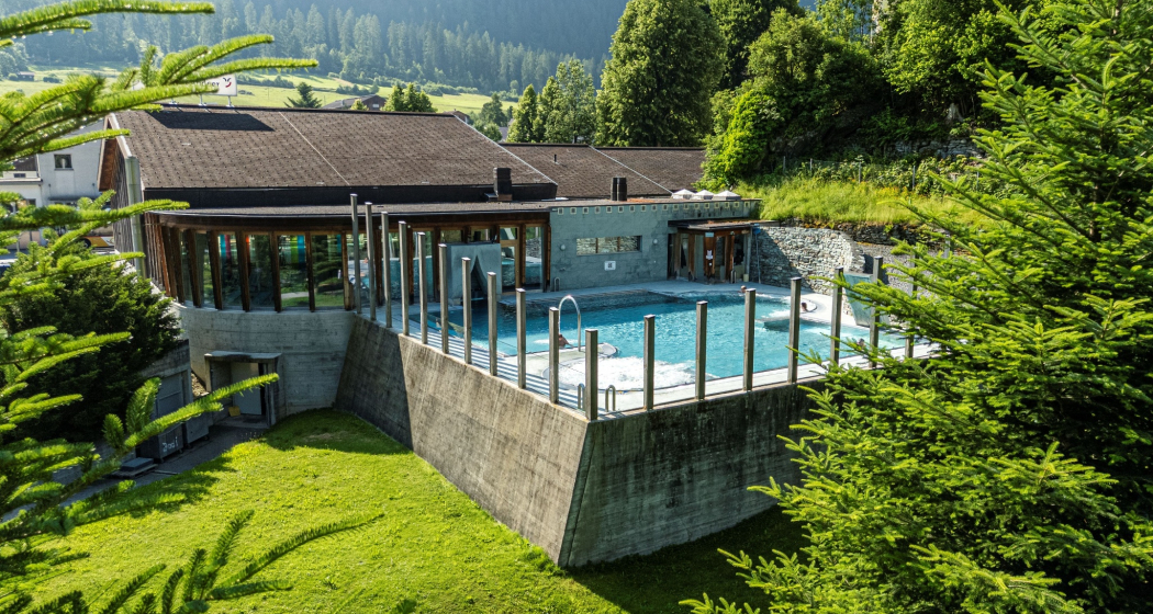 Das Aussenbecken vom Mineralbad Andeer Das Aussenbecken vom Mineralbad Andeer