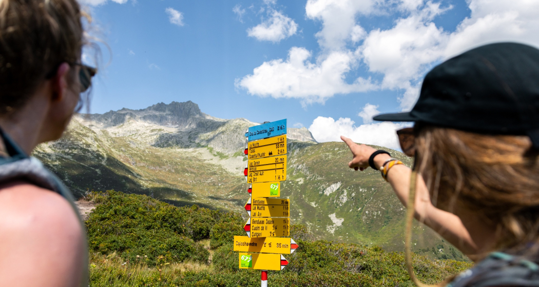 weiss-blau-weiss Markierung zur Camona da Cavardiras