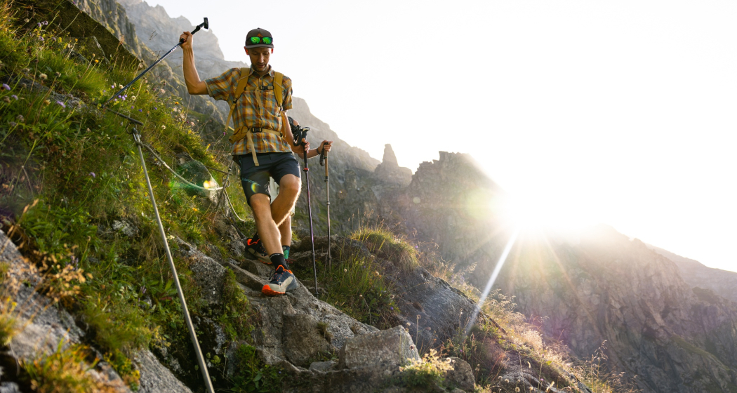 Der Weg ist teilweise mit Seilen und Ketten gesichert